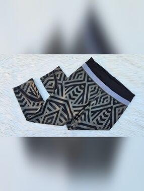 Lululemon Run Inspire Crop II Size 6